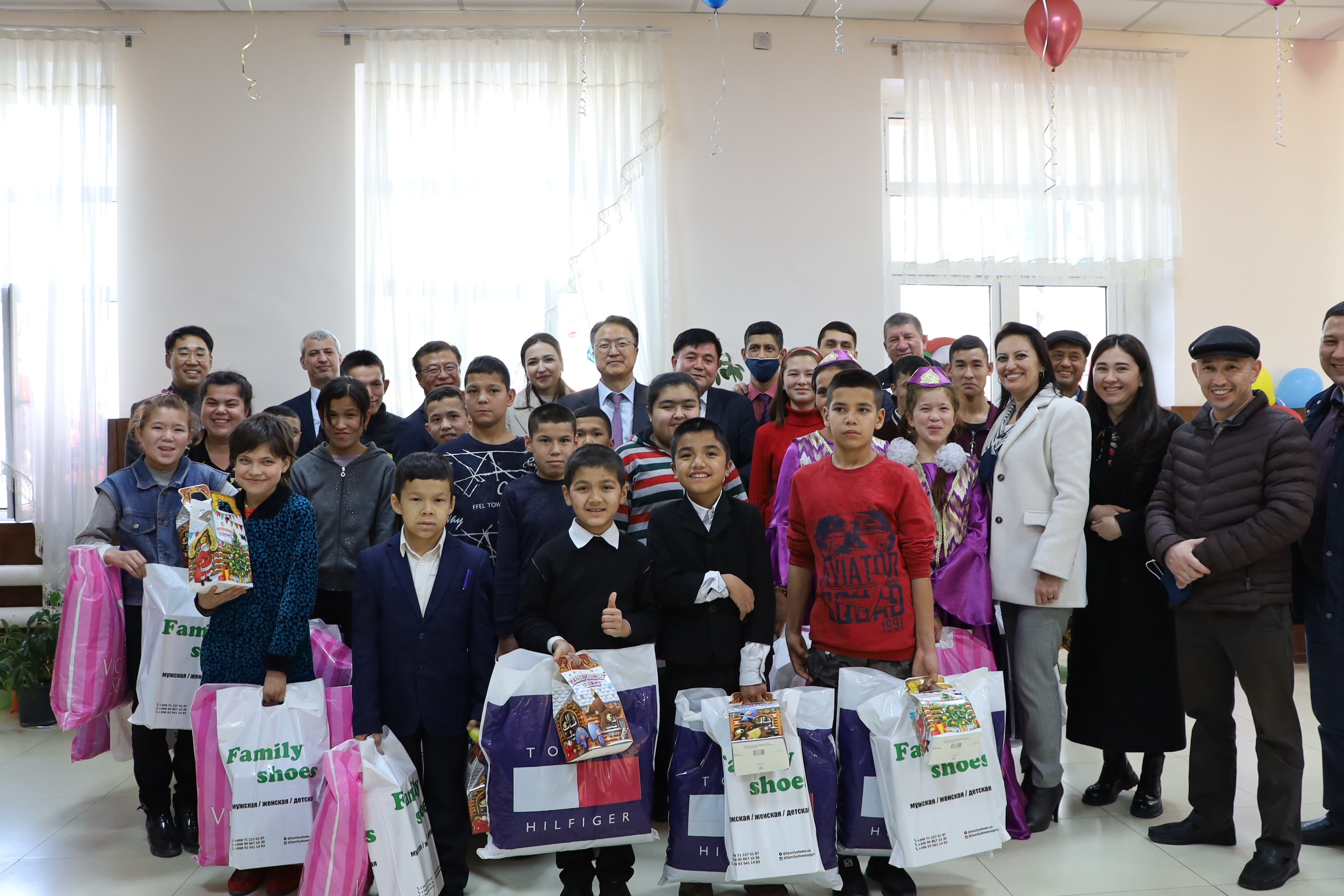 Поздравление от АО "КДБ Банк Узбекистан" учащимся специализированной школы № 124